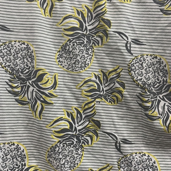 CROP TOP with Pineapple Design 🍍🍍 - Picture 2 of 4